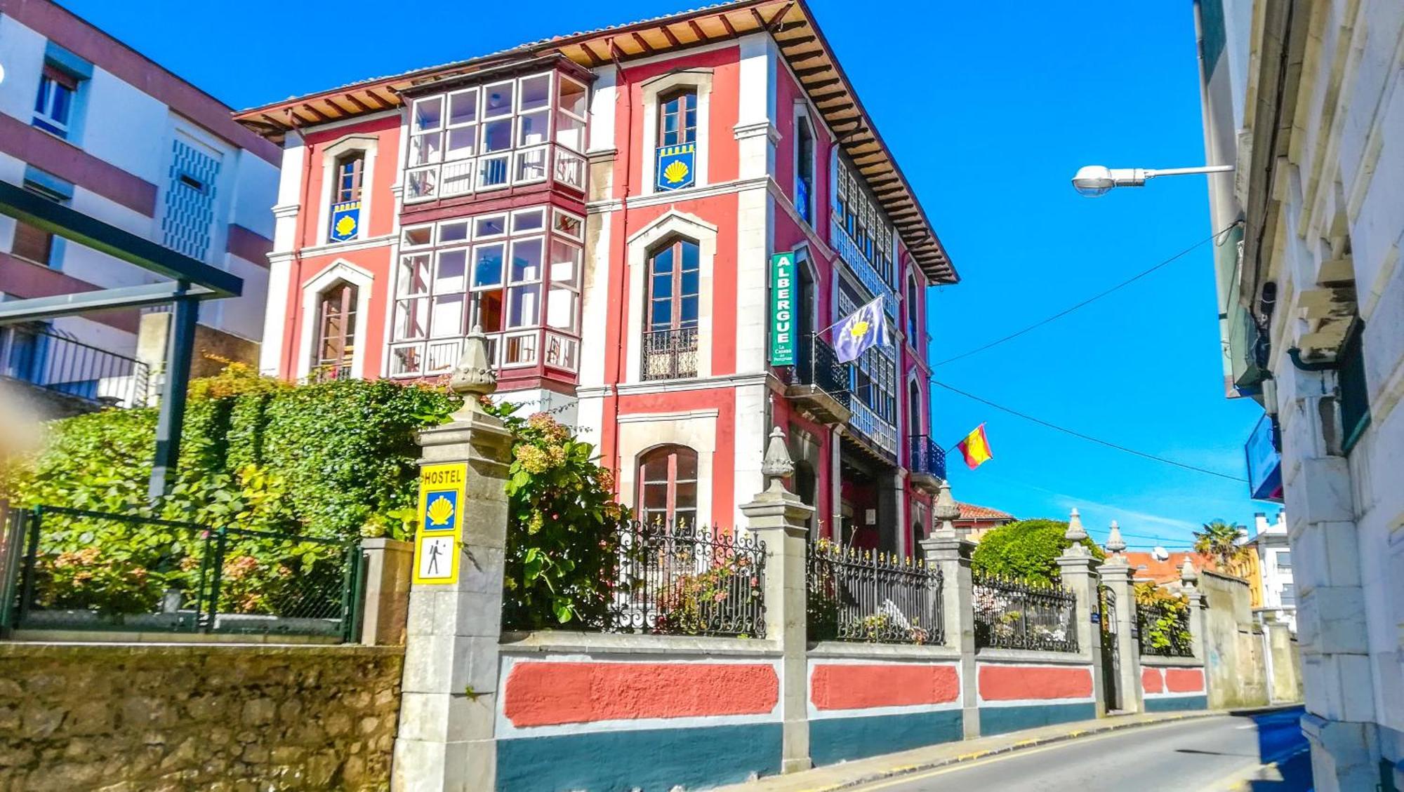 Albergue La Casona Del Peregrino Llanes Bagian luar foto